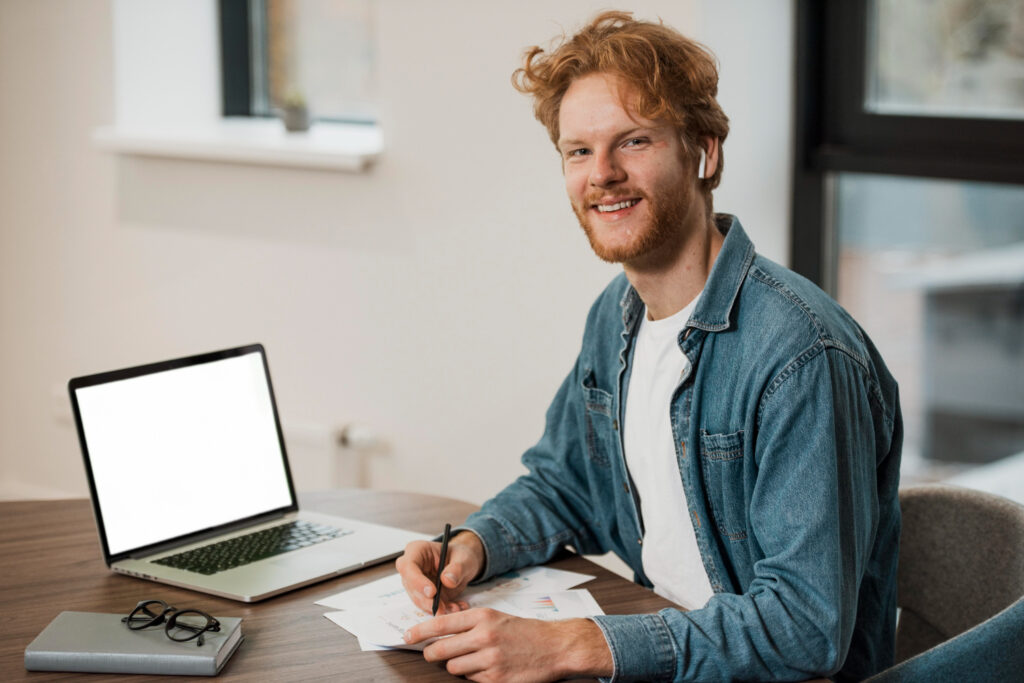 Meneer die uitlegt waar interne linkbuilding is.