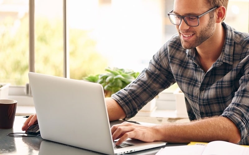 Foto van een seo specialist achter een laptop.